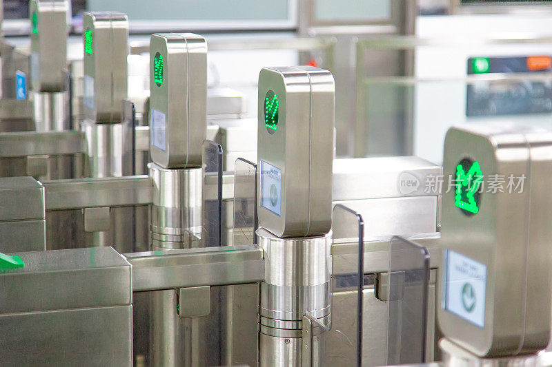 多伦多TTC Metrolinx Presto机器在繁忙的布鲁尔和央站。非接触式智能卡用于进入公共交通工具。
